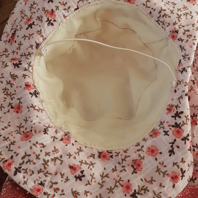 Robe rose avec son chapeau capeline assorti pour poupée de 38 à 42 cm . 