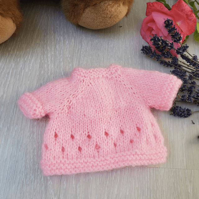 Gilet de poupée tricoté en laine rose
