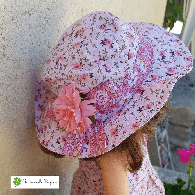 Robe rose avec son chapeau capeline assorti pour poupée de 38 à 42 cm . 