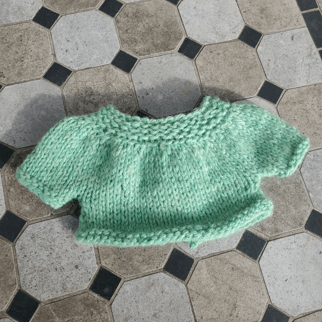 Petit gilet court vert tendre pour poupée de 30 à 33 cm