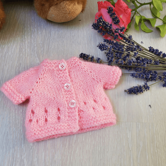 Gilet de poupée tricoté en laine rose